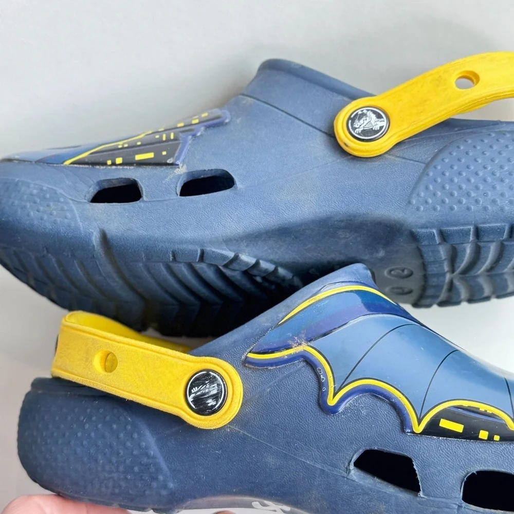 Crocs Kids Batman Clogs Navy‎ Unisex Size J2 EUC Superhero DC Shoes 2 Slides
